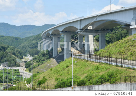 交通イメージ　新名神高速道路　高槻ジャンクション　青空　飛躍　高架　物流 67910541