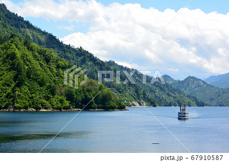 ダムから眺める初夏の奥只見湖 ダムから眺める初夏の奥只見湖 67910587
