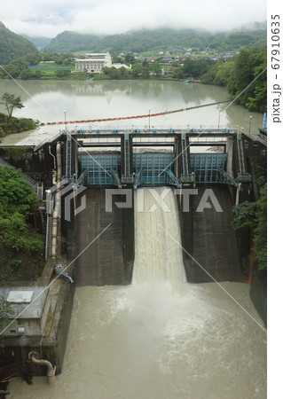 大雨で増水、濁った高遠ダムと高遠湖 大雨で増水、濁った高遠ダムと高遠湖 67910635