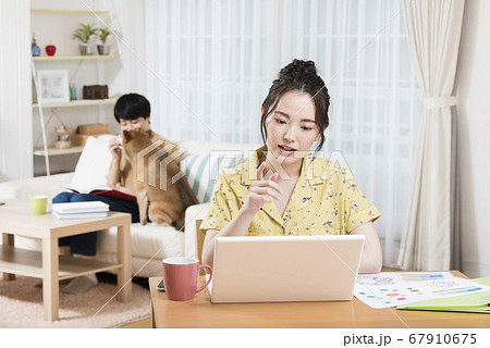 テレワーク　若い女性　犬　愛犬家 67910675