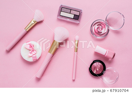 ピンクのコスメ　化粧品のイメージ素材 67910704
