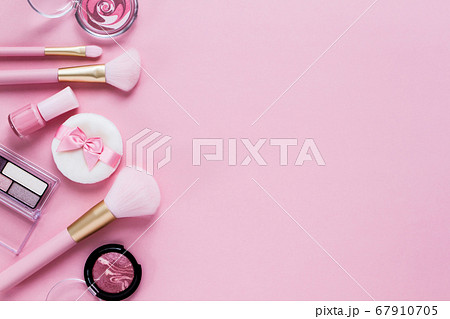 ピンクのコスメ　化粧品のイメージ素材 67910705