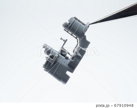 1/700艦船模型（駆逐艦島風）のパーツをピンセットで摘む 67910948