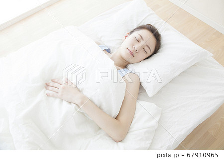 布団で眠る女性 布団で眠る女性 67910965