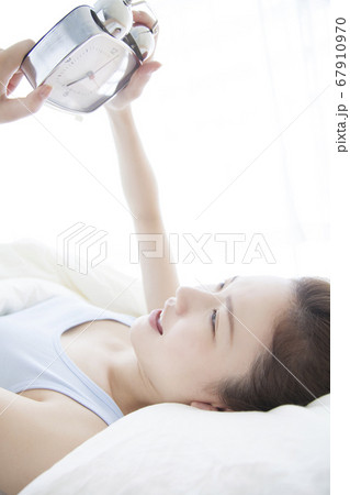 目覚める女性 67910970