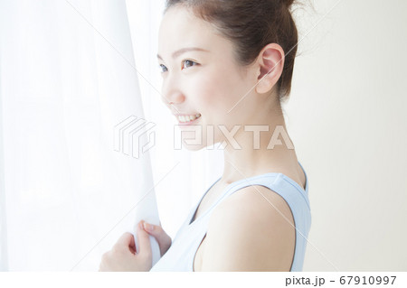 窓際の女性 窓際の女性 67910997