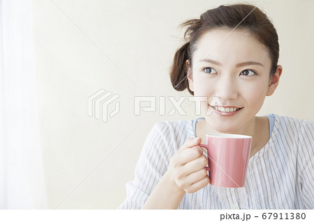 コーヒーを飲む女性 67911380