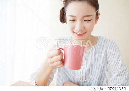 コーヒーを飲む女性 67911386