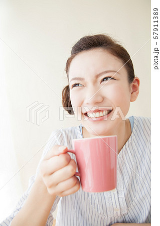 コーヒーを飲む女性 67911389
