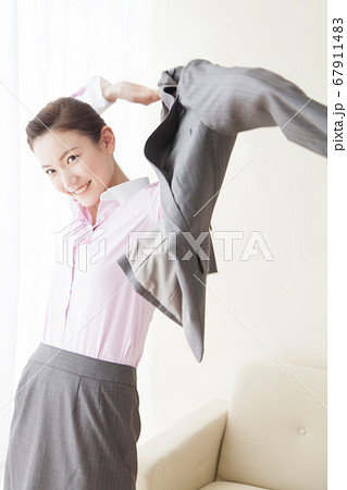 着替える女性 67911483