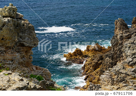 深浦の大岩海岸の風景 波しぶき 深浦の大岩海岸の風景 波しぶき 67911706