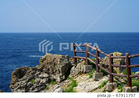 深浦の大岩 手摺りのある景色 深浦の大岩 手摺りのある景色 67911707