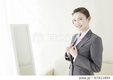 着替える女性 67911894