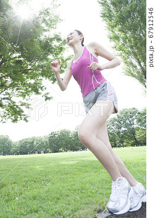 ランニングする女性 ランニングする女性 67912546