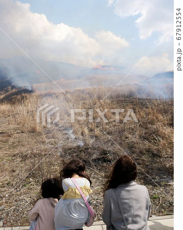 熊本県・阿蘇山の野焼きを見物する人々 67912554