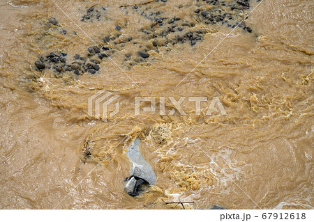 大雨で増水した川　令和2年7月豪雨 67912618