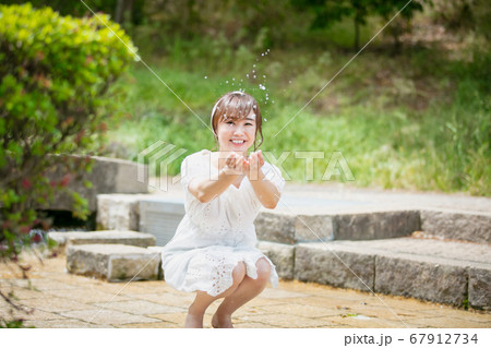 水遊びする女性 67912734