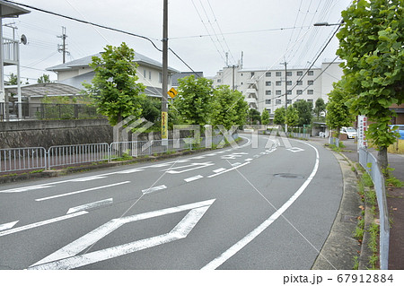 雨の住宅街 67912884