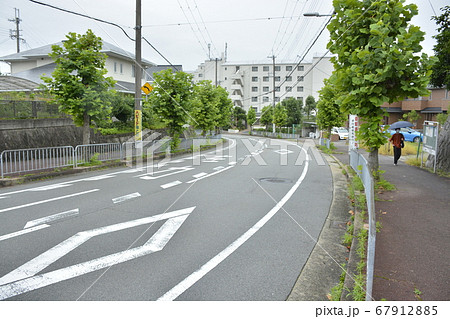 雨の住宅街 67912885