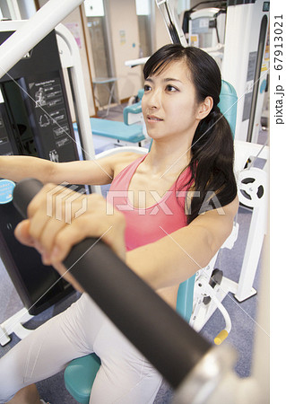筋トレをする女性 筋トレをする女性 67913021