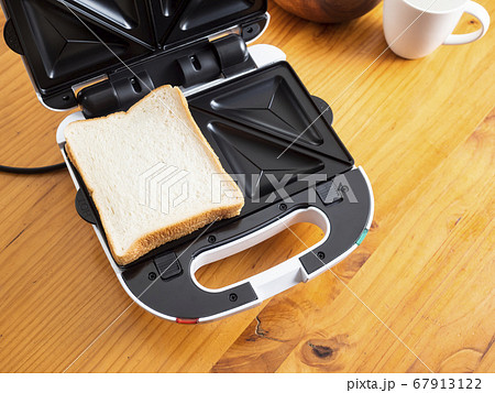ホットサンドメーカーでホットサンドを焼く 67913122