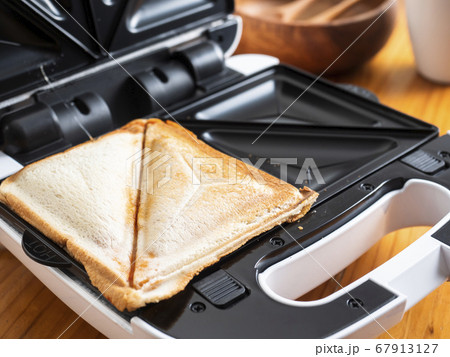 ホットサンドメーカーでホットサンドを焼く ホットサンドメーカーでホットサンドを焼く 67913127