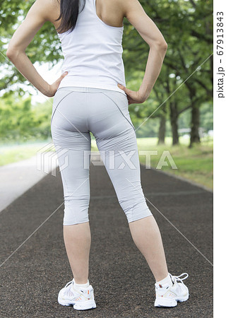 スポーツウエアの女性の後姿 スポーツウエアの女性の後姿 67913843