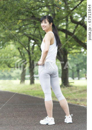 スポーツウエアの女性 67913844