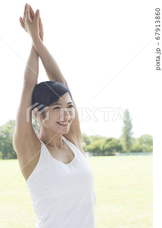 ヨガをする女性 67913860