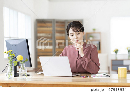 在宅ワークをする若い女性 67913934