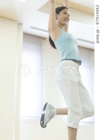 ステップエクササイズをする女性 67914062