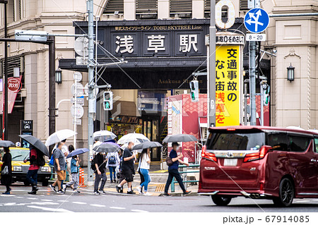 日本の東京都市景観 雨の浅草駅。GoTo東京除外(東京五輪開幕まで、きょうで1年)=23日 日本の東京都市景観 雨の浅草駅。GoTo東京除外(東京五輪開幕まで、きょうで1年)=23日 67914085