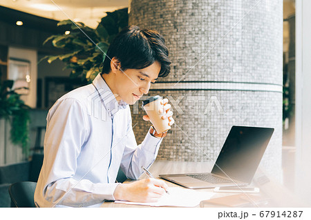 オフィスで仕事をする若い男性 67914287