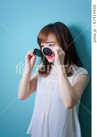 サングラスをかけた女性 67914406