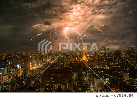 稲妻が光る都市の風景 67914684