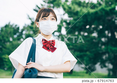 マスクを着けて通学する高校生 67914763