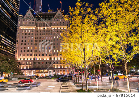 《ニューヨーク》マンハッタン・夜の5番街 67915014