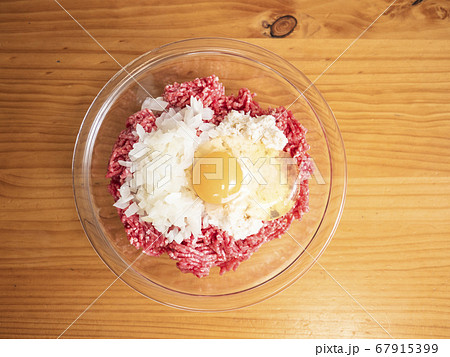 手作りハンバーグのたねの材料 67915399