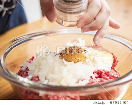 手作りハンバーグのたね　胡椒をミルで挽く 67915404