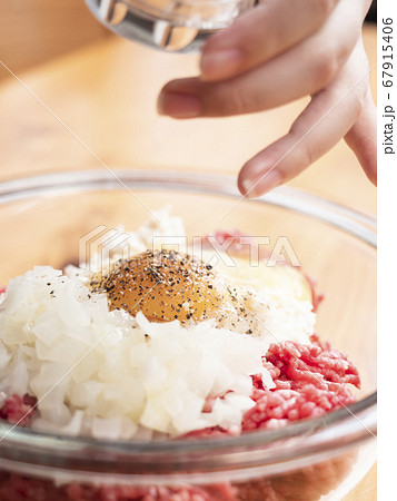 手作りハンバーグのたね 胡椒をミルで挽く 手作りハンバーグのたね 胡椒をミルで挽く 67915406