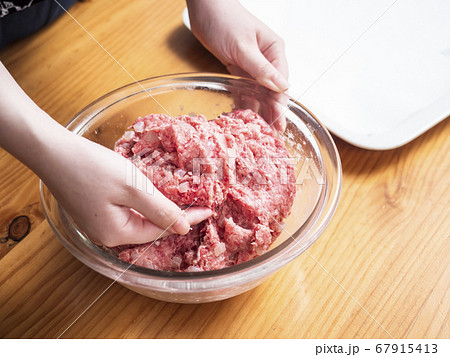 手作りハンバーグのたねを捏ねる 手作りハンバーグのたねを捏ねる 67915413