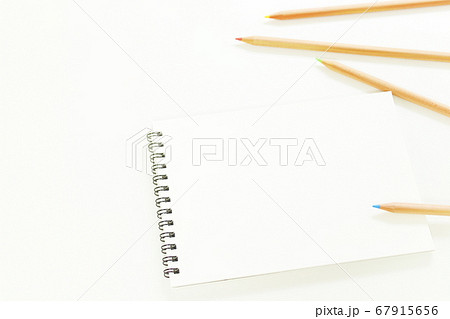 色鉛筆でスケッチブックに絵を描く 白背景 シンプル の写真素材