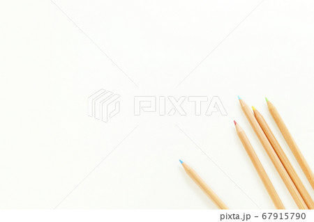 色鉛筆で絵を描くイメージ 白背景 シンプル コピースペース ナチュラルテイスト の写真素材