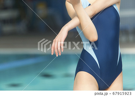 準備体操をする女性 67915923