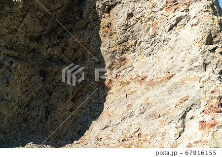 テクスチャ素材 岩肌と日陰の写真素材