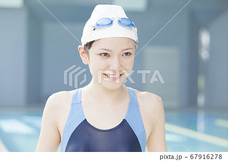 水着姿の女性 67916278