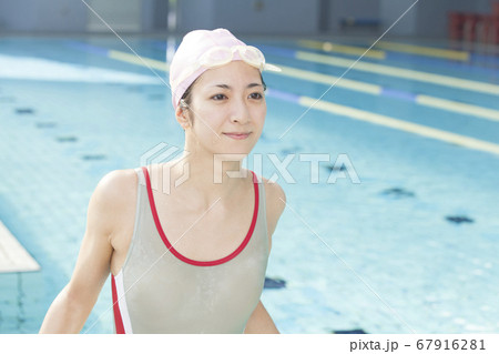 プールから上がる女性 67916281