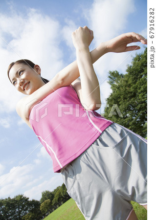 準備運動をする女性 67916282