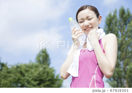 運動して水で冷やす女性 運動して水で冷やす女性 67916301
