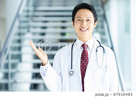 病院で男性医師がポーズをしている 67916483